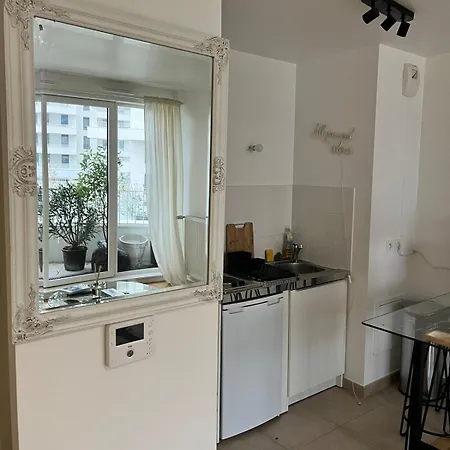 Bright Cozy & Chic 2 Min Paris كليشي