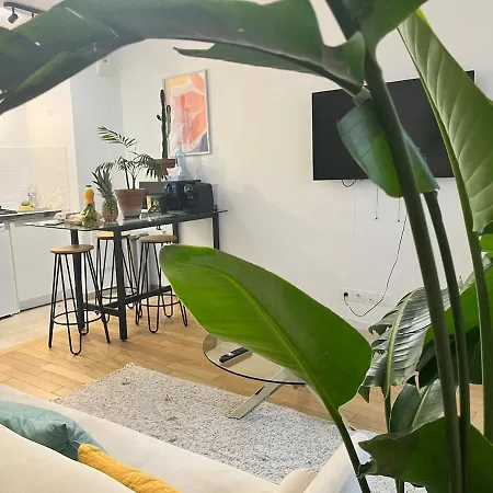 Bright Cozy & Chic 2 Min Paris كليشي