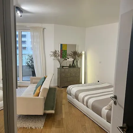 Bright Cozy & Chic 2 Min Paris كليشي